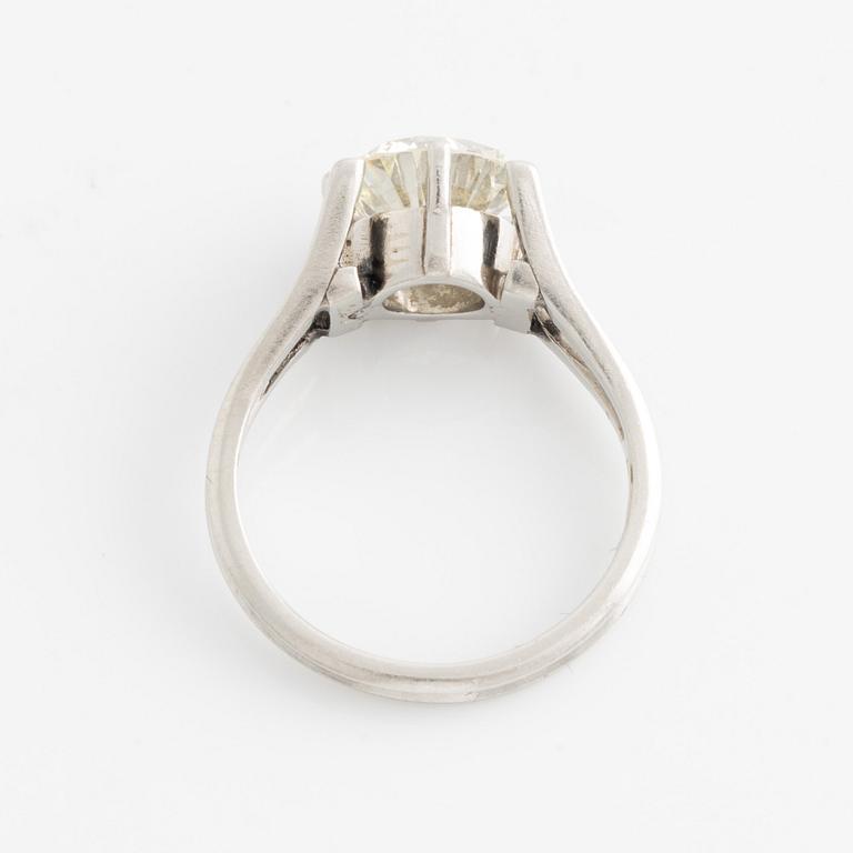 C.G. Hallberg, platinum ring, 1948, brilliant-cut diamond 2.51 ct according to inscription. Old cut.