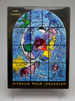 MARC CHAGALL, BOK, "VITRAUX POUR JÉRUSALEM" med 2 färglitografier, Utgiven av Andre Sauret, Monaco 1962.