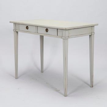 Skrivbord, gustaviansk stil, 1900-tal och stol, gustavianskt provinsarbete, 1700-talets slut.