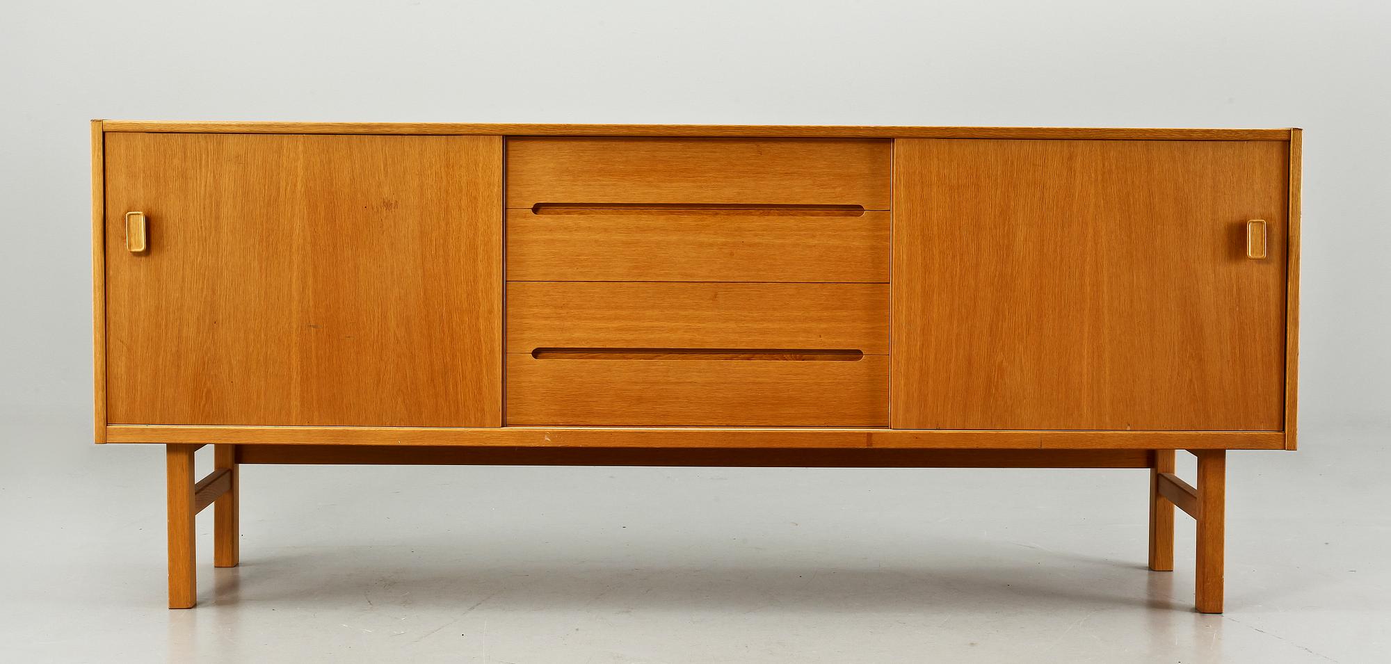 SIDEBOARD, "Arild", Nils Jonsson för Troeds, Bjärnum, 1900-talets tredje kvartal.