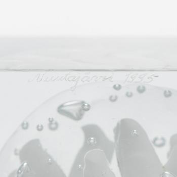 Oiva Toikka, lasikuutio, signeerattu Oiva Toikka Nuutajärvi 1995, 87/500.