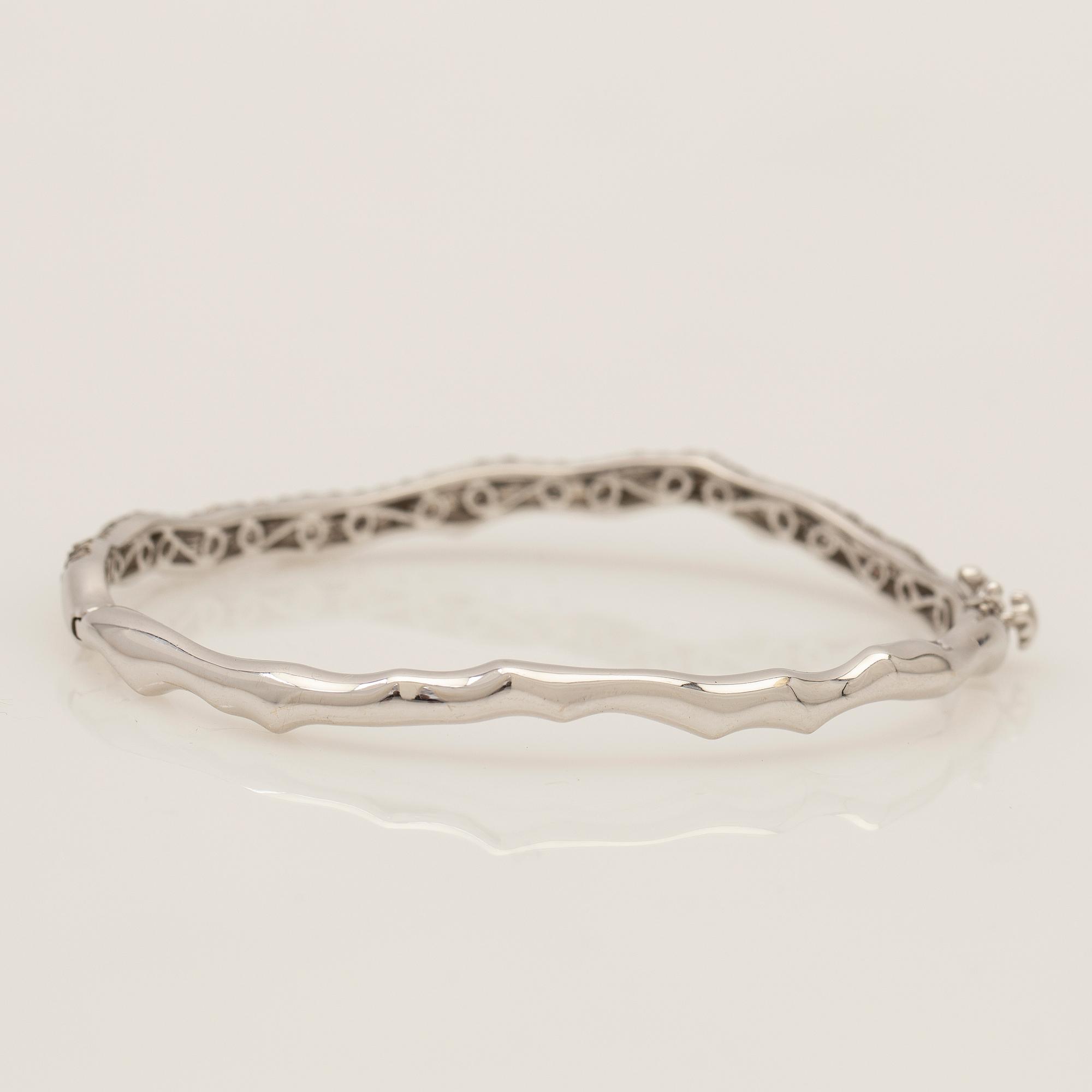 Bracelet, set with brilliant-cut diamonds and white gold.