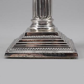 LJUSSTAKAR, ett par, silver, Birmingham, England, omkring år 1900. Fylld fot.