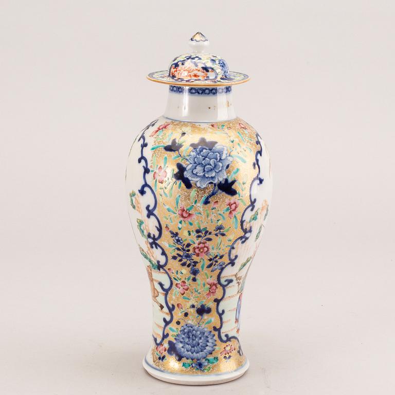 A famille rose porcelain vase with cover, Qing dynasty, Qianlong (1736-95).