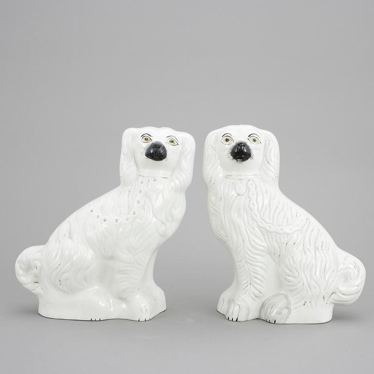 FIGURINER ett par, flintgods, Staffordshire, England, 1900-talets första hälft.,