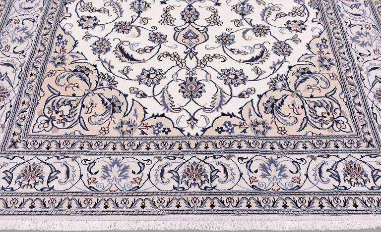 Nain, part silk, ca 312 x 205 cm.
