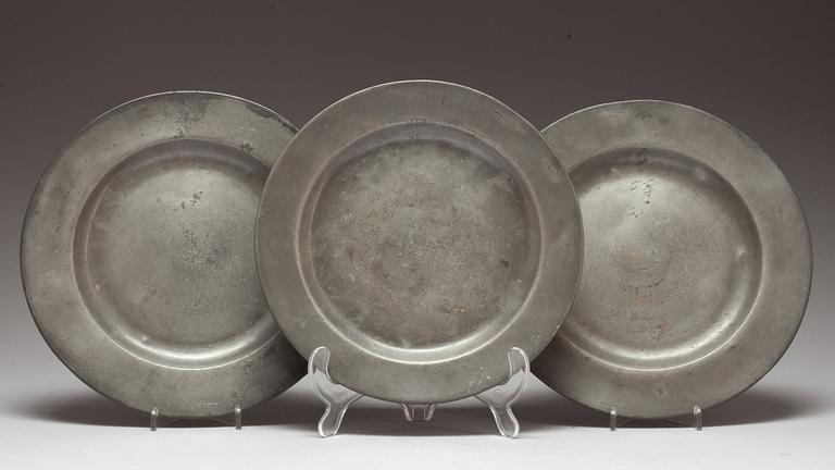 TALLRIKAR, 3 st, tenn, England, 1700-tal.