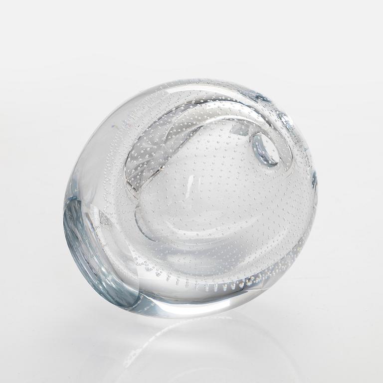 Gunnel Nyman, A glass vase, signed Gunnel Nyman Nuutajärvi 1947/1987.