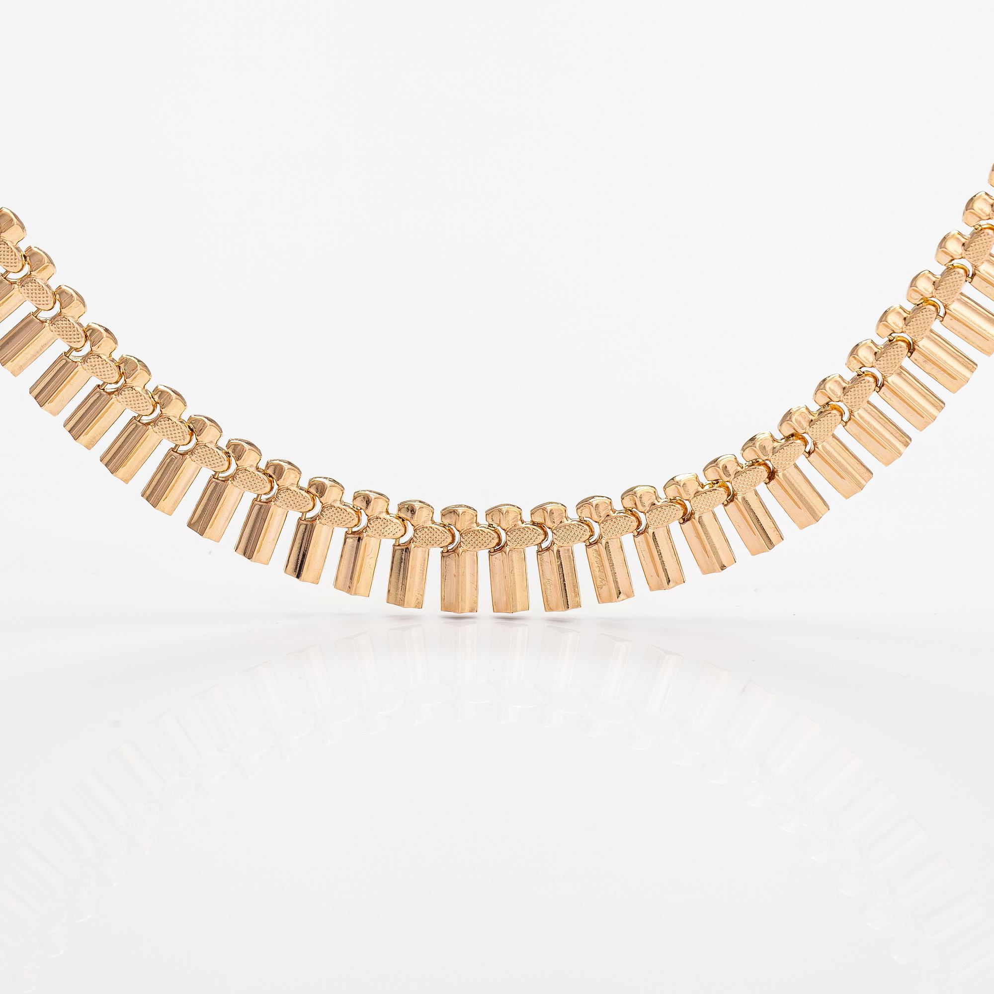 An 18K gold necklace. Italy.