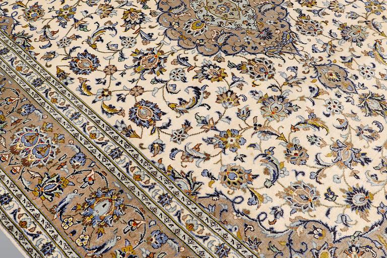 A Kashan carpet, ca 349 x 243 cm.