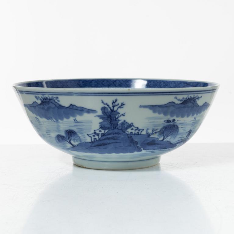 A blue and white export porcelain bowl, China, Qing dynasty early 19th century.