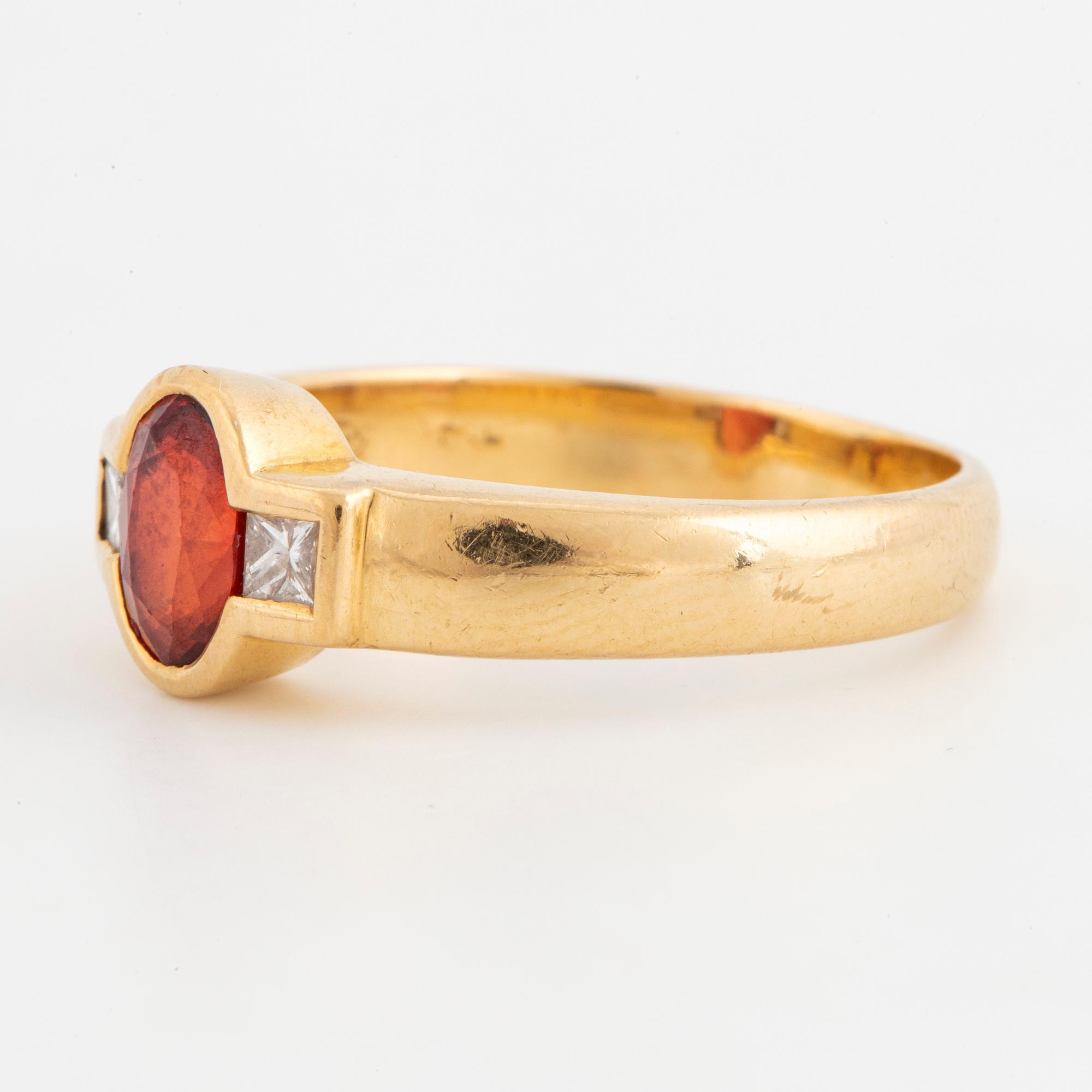 18K gold ring.