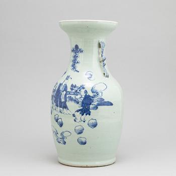 A Chinese porcelain vase, late Qing dynasty, Tongzhi (1862-1874).