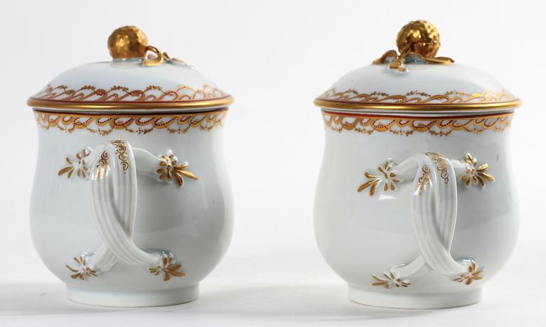 CREMEKOPPAR ett par, porslin, Kina 1800-tal.