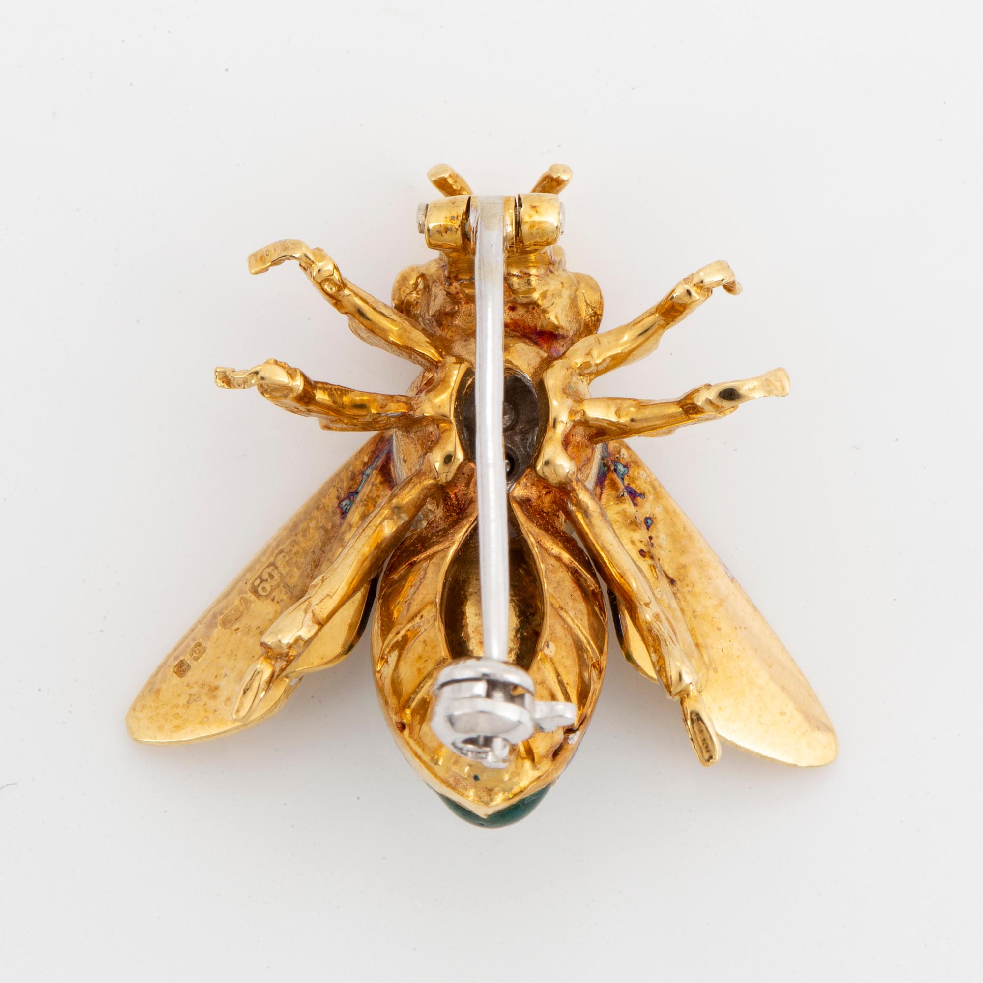 18K gold, enamel and brilliant-cut diamond bee brooch.