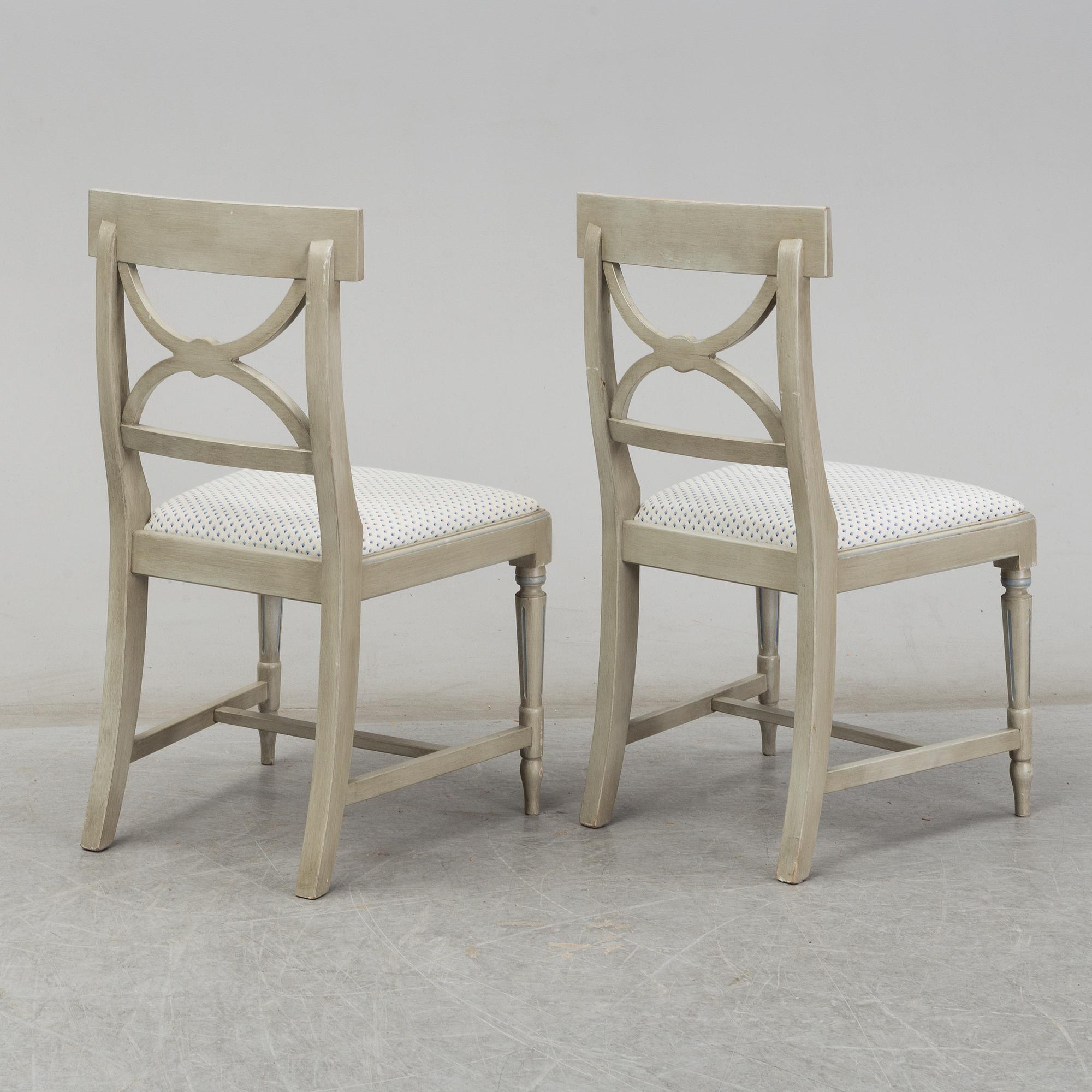 A dining table and six chairs, Gustavian style, second half of the 20th century. One leaf included.
