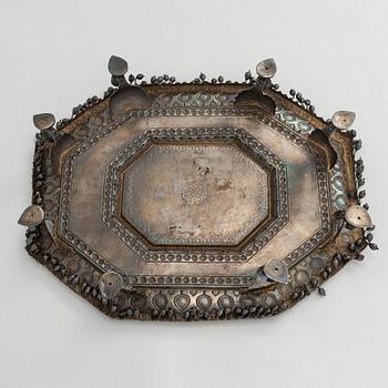 Pan-skrin på bricka, silver och förgyllt silver, mogulstil, Delhi, Indien, 1800-talets första hälft.