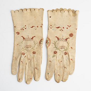 A pair of noble chamois leather gloves, circa 26x 11 cm dated 1820.