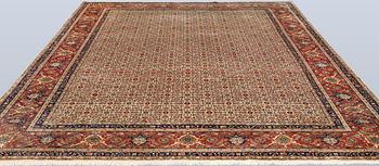 A Sarouk carpet, approx. 337 x 243 cm.