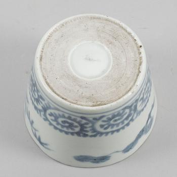 YTTERFODER, 2+1 samt SALTKAR, porslin, Kina, Qing dynastin, bland annat Qianlong (1735-96).