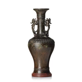 1103. An elegant bronze vase, late Ming dynasty/early Qing dynasty with a Xuande mark.