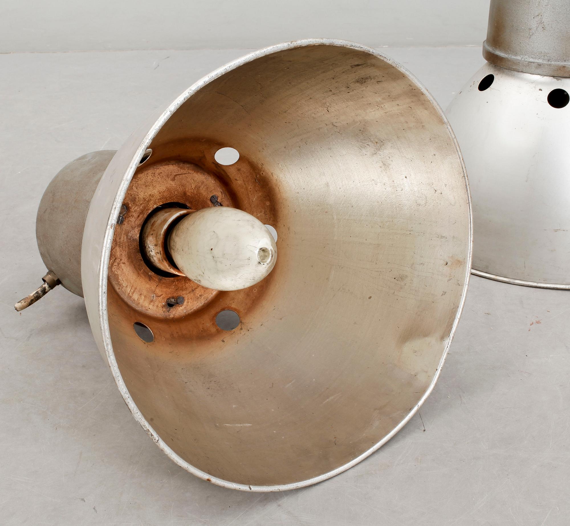 INDUSTRILAMPOR, ett par, metall, 1900-talets mitt. Höjd 49.