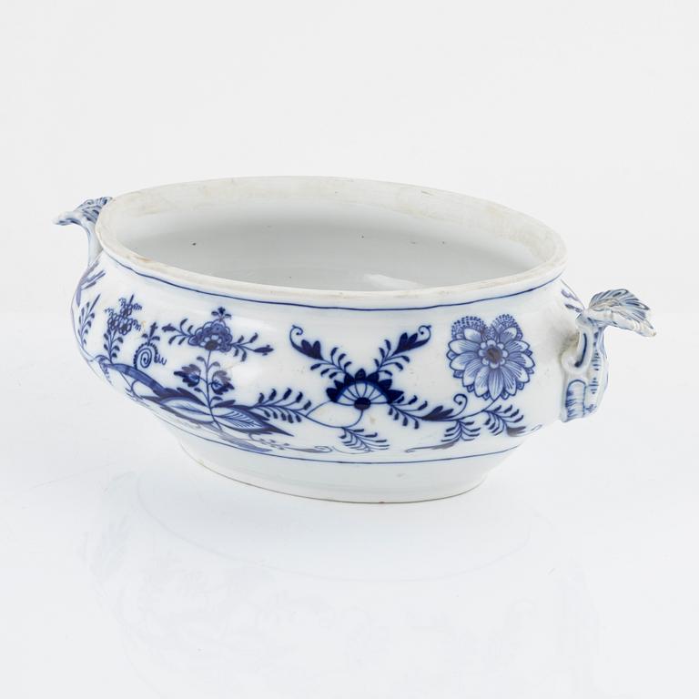 A 33-piece porcelain dinner service, "Ziebelmunter", mostly STadt Meissen, Germany.