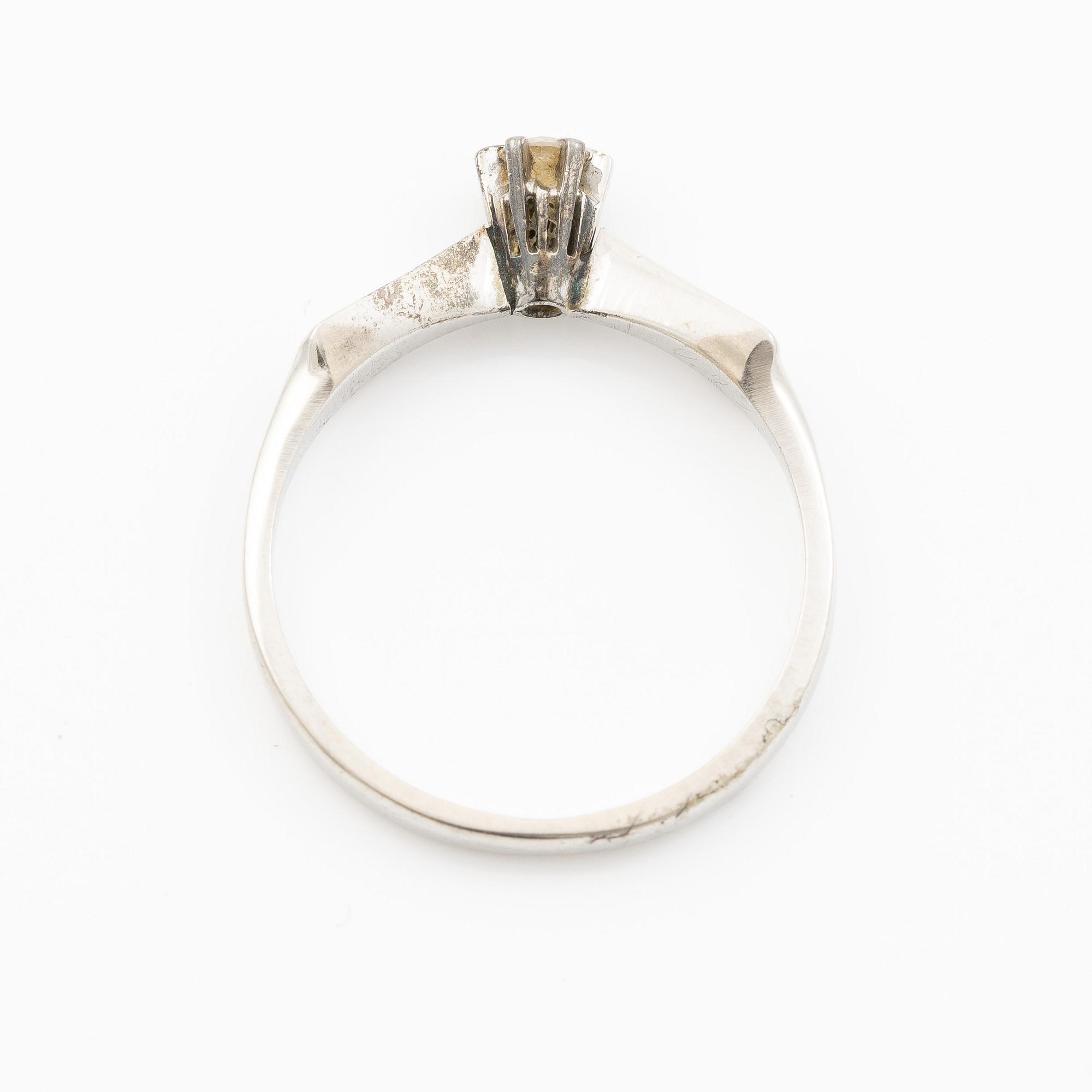 Ring in 18K white gold set with a brilliant-cut diamond.