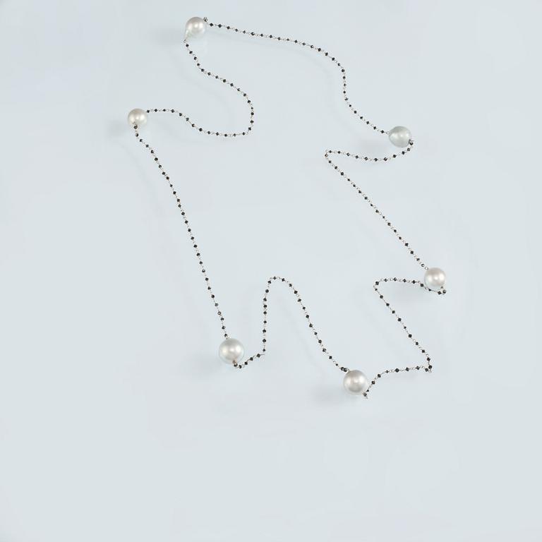COLLIER, 18K vitguld med svarta diamanter samt 6 odlade South Sea-pärlor. Vikt 21,3 gram.