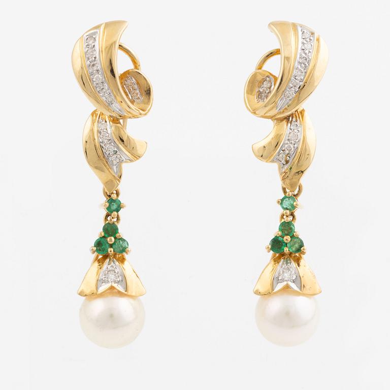 Örhängen, 18K guld med odlade pärlor, smaragder och briljantslipade diamanter.