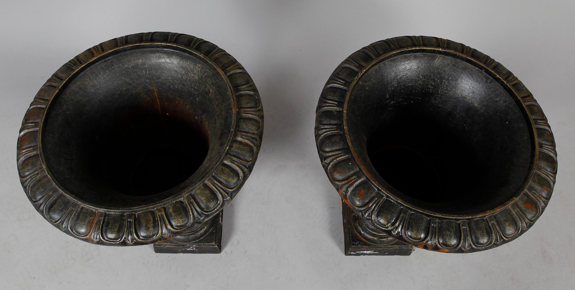 TRÄDGÅRDSURNOR, 1 par, gjutjärn, empirestil, samtida.