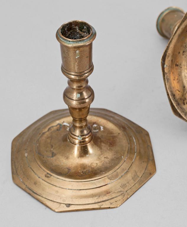 LJUSSTAKAR, ett par, mässing, barock, Sverige, 1700-tal.