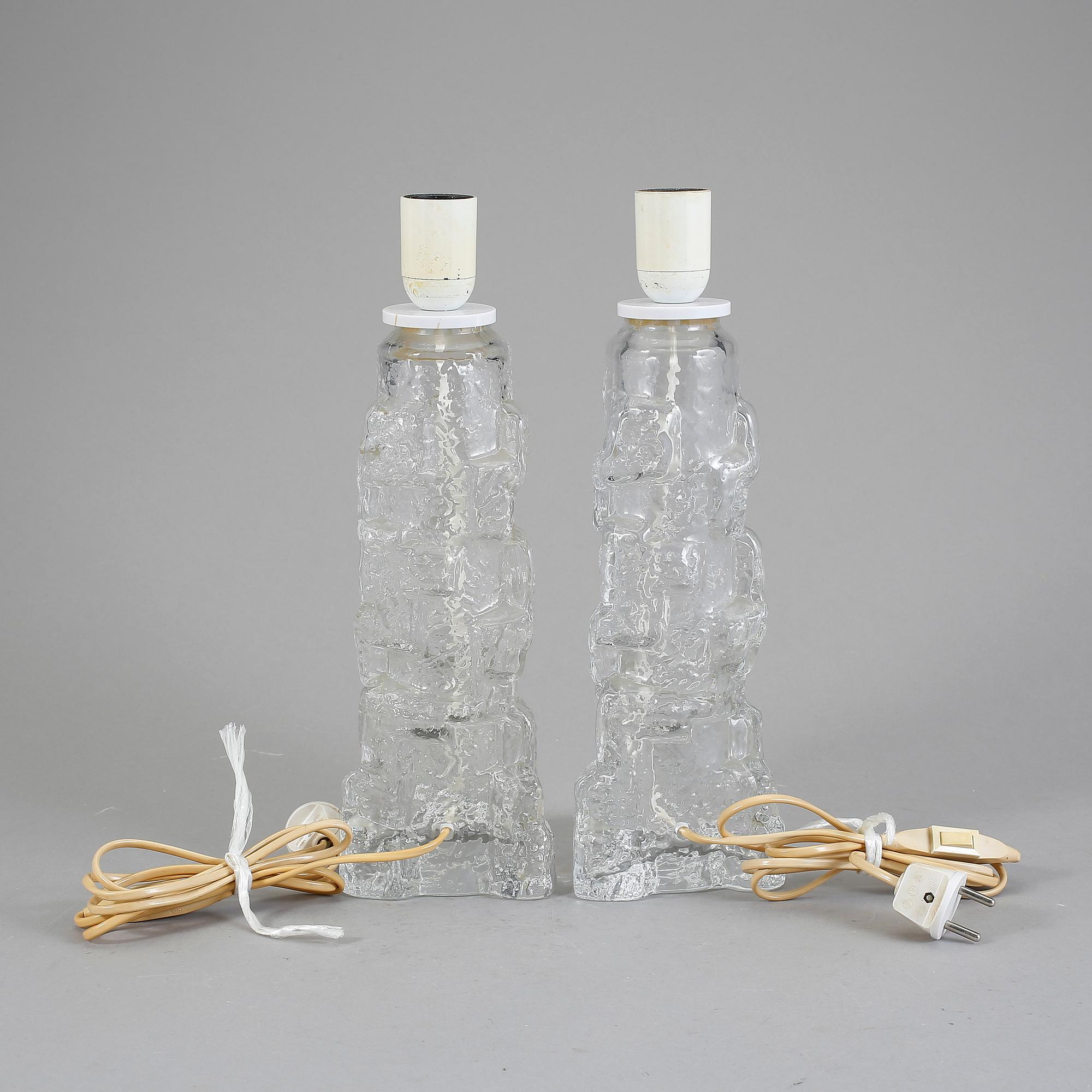 BORDSLAMPOR, ett par, glas, möjligen Reijmyre. 1960-tal.