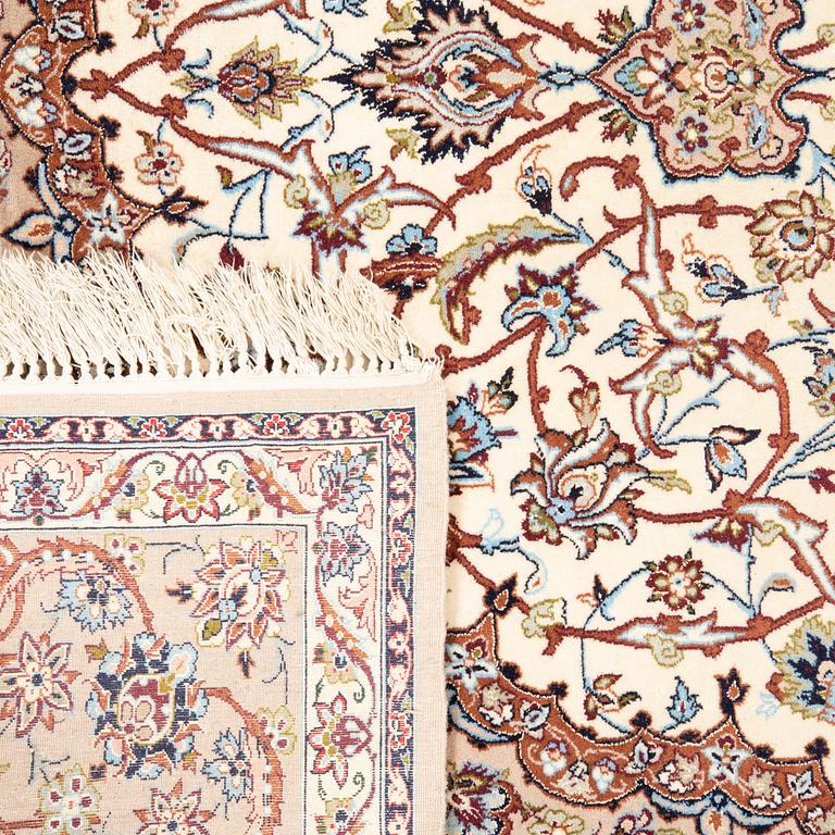 Carpet, Isfahan semi-antique approx. 242x156 cm.