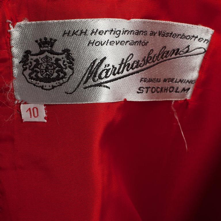 MÄRTHASKOLAN, a red evening dress.