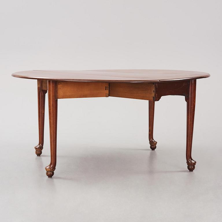 A George III mahogany gateleg table, late 18th century.