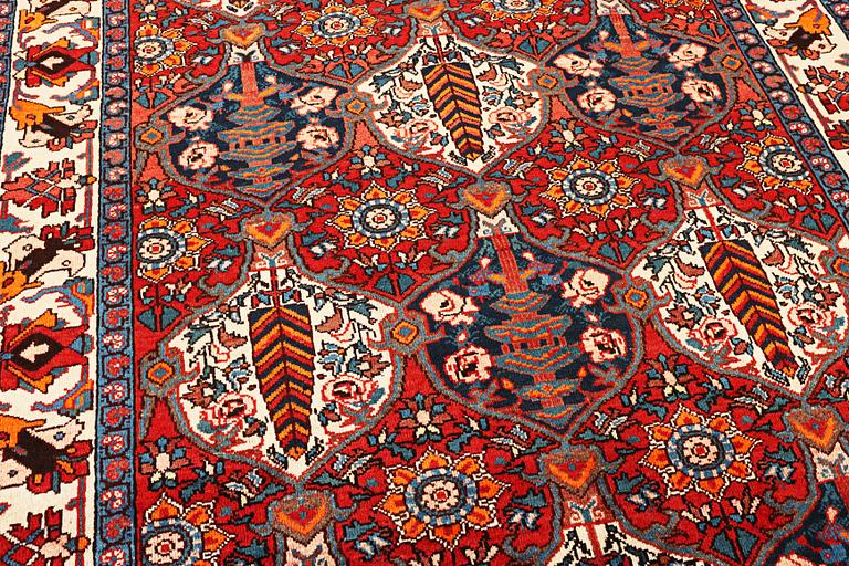 A Hamadan carpet, a. 335 x 184 cm.