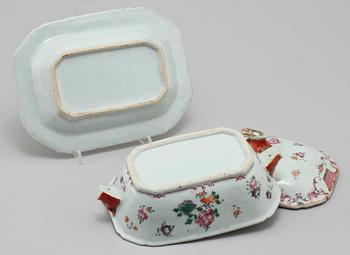 SMÖRTERRIN MED FAT, porslin, Kina, 1700-tal.