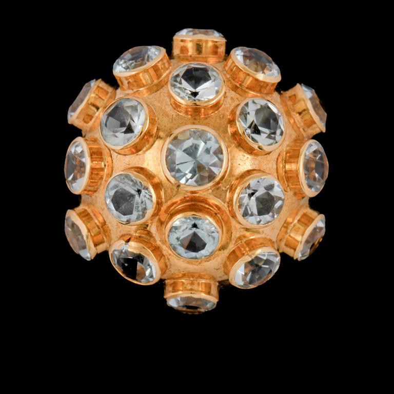 RING, 18K rödguld med ljusblå fasettslipade pastestenar, utländska stämplar. Vikt 5,0 g.