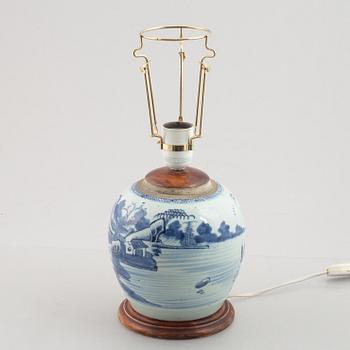 A blue and white Chinese jar, made in to a lamp, Qing dynasty, 19th century.