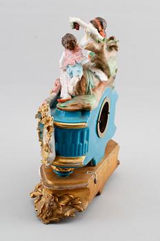 BORDSPENDYL, porslin, Urverk märkt Japy Freres, Frankrike, 1800-talets andra hälft.