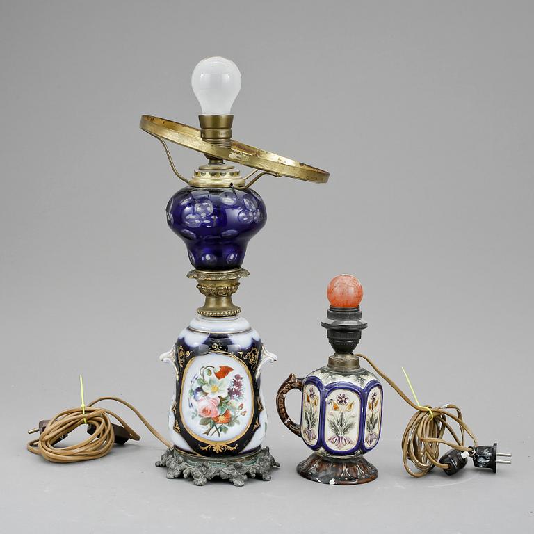 BORDSLAMPOR, 2 delar, porslin, varav en Rörstrand, den andra av balusterform, omkring sekelskiftet 1900.