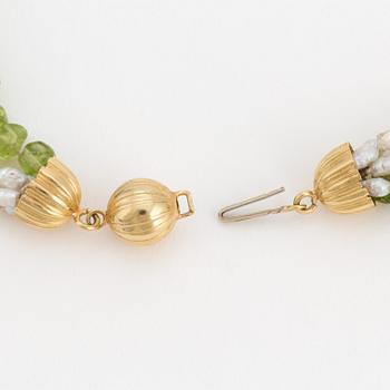 A necklace of cultured, fresh-water pearls and peridot beads with a clasp of 18K guld.