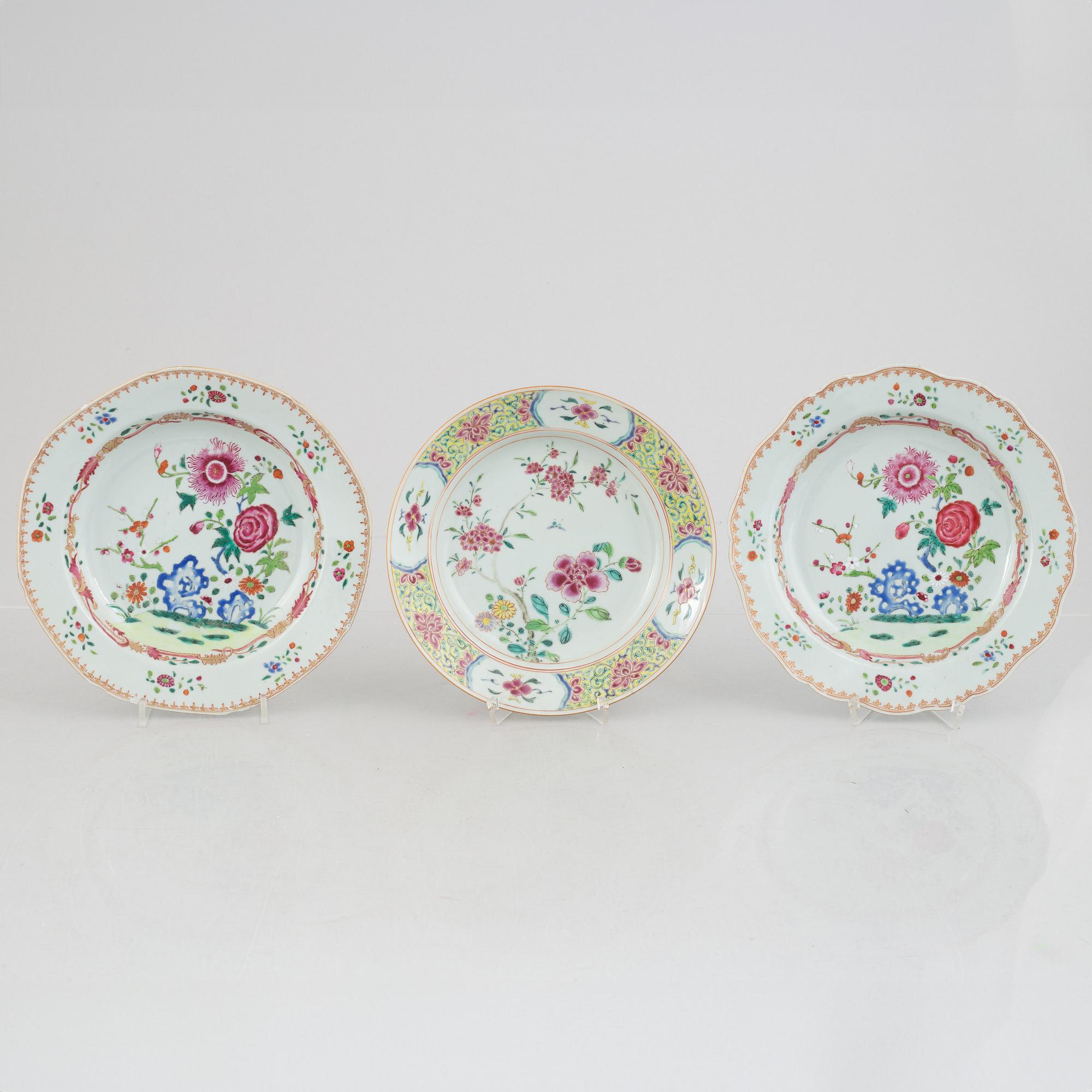 A set of three Chinese export porcelain plates, Qing dynasty, Qianlong (1736-95).