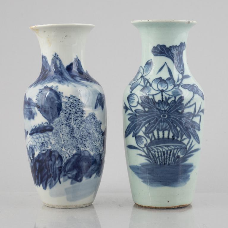 Vaser, 2 st, porslin, Kina, sen Qingdynastin.