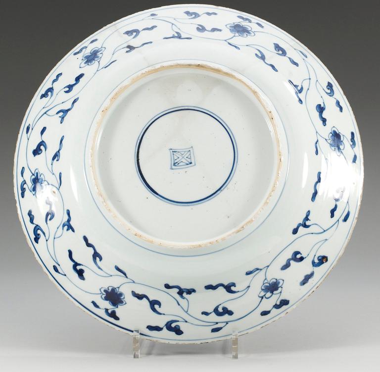 A pair of blue and white chargers, Qing dynasty, Kangxi (1662-1722). (2).