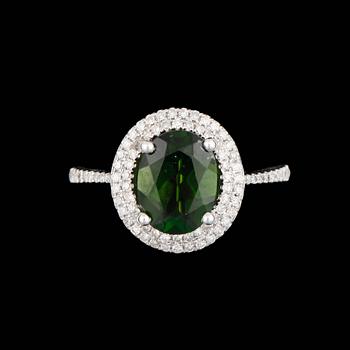 RING, 14k vitguld med kromdiopsid ca9,2x7mm och diamanter. 2000-tal. Vikt 3,1g.