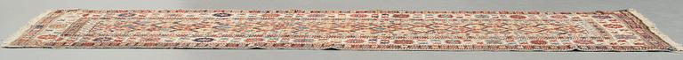 MATTO, an antique Kuba, ca 289,5 x 97 cm (as well as the ends with 1 cm light blue soumak).