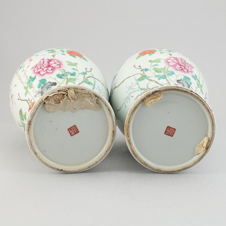 A pair of famille rose vases, late Qing dynasty, circa 1900.