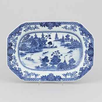 A blue and white serving dish, Qing dynasty, Qianlong (1736-95).